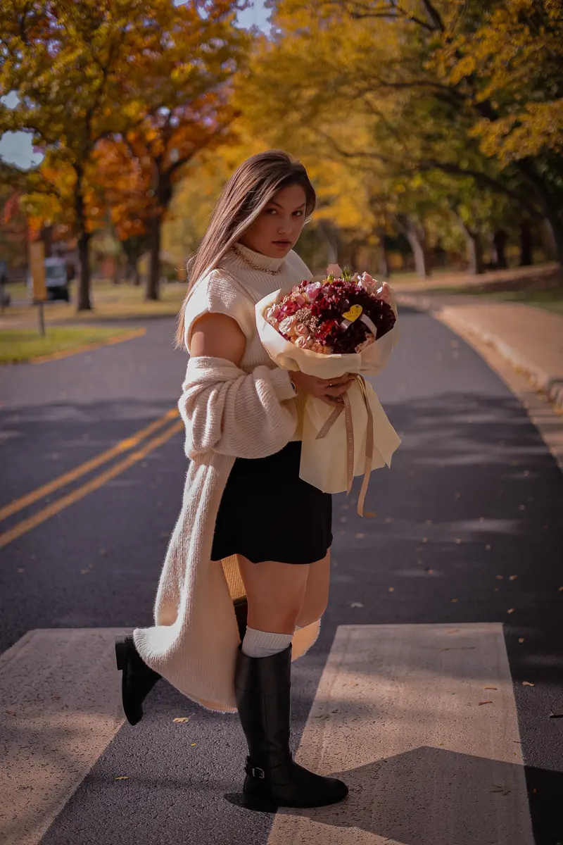 Yana, founder of LÓLA Flowers, holding a bouquet